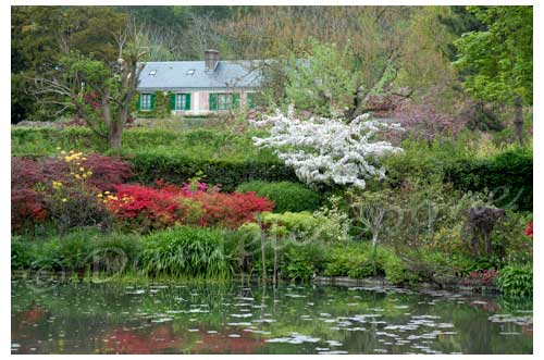 La maison de Monet vue du jardin d’eau